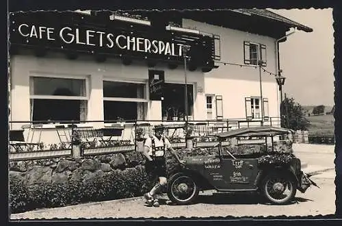 AK Trauchgau, Cafe-Pension Gletscherspalte Schorsch Frick, mit Besitzer in Lederhosen und Auto