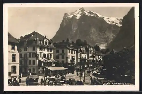 AK Grindelwald, Strassenpartie mit Hotel Kreuz und Hotel Jura