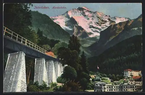 AK Interlaken, Gebäude- und Gebirgspartie an der Harderbahn