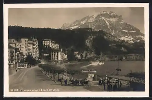 AK Brunnen, Ortspartie mit Uferstrasse gegen Frohnalpstock