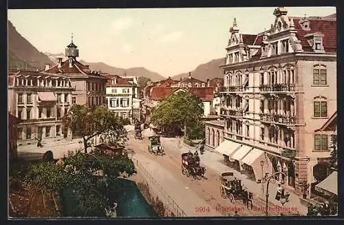 AK Interlaken, Bahnhofstrasse mit Geschäften, Pferdekutschen