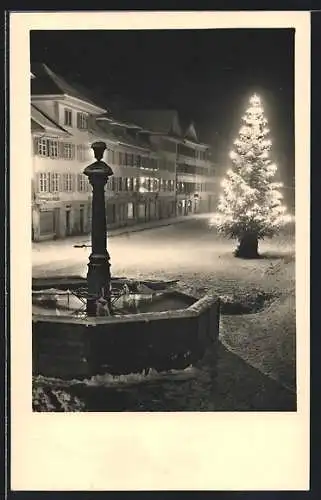 AK Willisau, Marktplatz mit leuchtendem Weihnachtsbaum in der Nacht