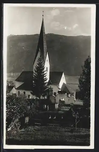 AK St. Peter in Holz (Teurnina), Blick zur Kirche mit Friedhof