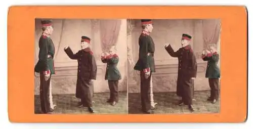 Stereo-Fotografie unbekannter Fotograf und Ort, junge Knaben als Soldaten veralbert grossen Bruder der Stramm steht