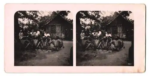Stereo-Fotografie unbekannter Fotograf und Ort, Weltausstellung St. Louis 1904, Philippinos vor einer Hütte