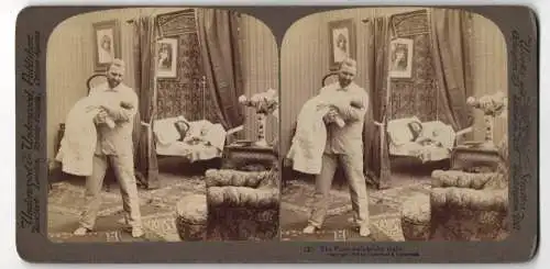 Stereo-Fotografie Underwood & Underwood, New York, Vater im Schlafanzug kümmert sich um sein Baby, Mutterglück