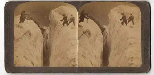 Stereo-Fotografie Underwood & Underwood, New York, Bergsteiger besteigen Jungfrau, Sprung über Gletscherspalte