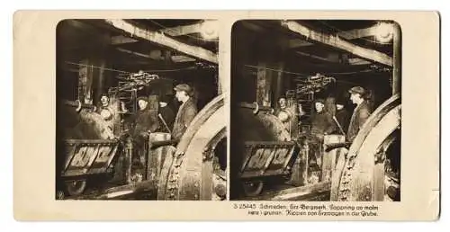 Stereo-Fotografie unbekannter Fotograf und Ort, Erz Bergwerk in Schweden, Kumpel mit Lore im Stollen, Bergbau