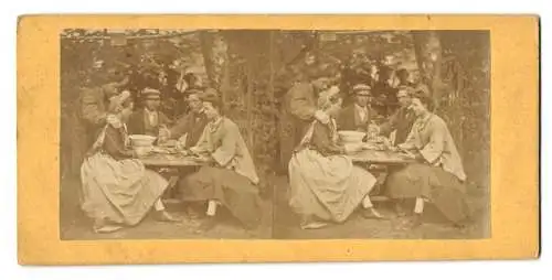 Stereo-Fotografie unbekannter Fotograf und Ort, junge Männer und Frauen beim Karten spielen und Wein trinken