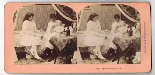 Stereo-Fotografie B. W. Kilburn, Littleton, Vater und Mutter füttern ihr Kleinkind, Mutterglück