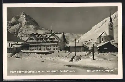 AK Galtür, Post-Gasthof Rössle mit Ballunspitze im Schnee