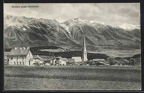 AK Mutters, Ortspartie mit Kirche gegen Nordkette