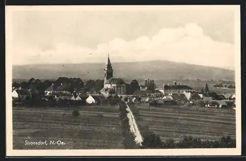 AK Stronsdorf /N.-Oe., Teilansicht mit Kirche und Feldweg