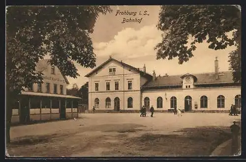 AK Frohburg i. S., Partie am Bahnhof, Gasthof Karl Berg