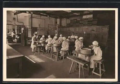 AK Erfurt, Fabrik von Horst Kohl, Regierungsstr. 65, Pralinen-Abteilung, Inneres Überziehraum mit Fabrikarbeiterinnen