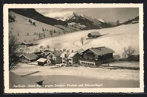 AK Saalbach, Hotel Peter gegen Bergpanorama im Winter