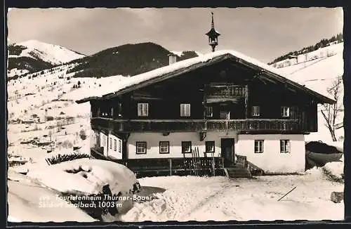 AK Saalbach, Touristenheim Thurner-Bauer im Winter