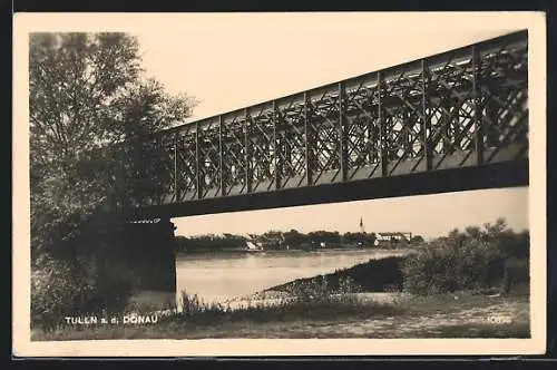 AK Tulln a. d. Donau, Uferansicht mit Eisenbahnbrücke
