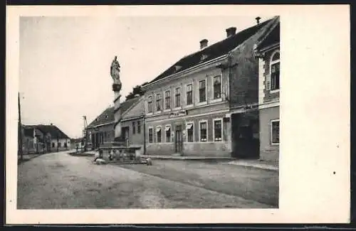 AK Trautmannsdorf a. d. Leitha, Platz mit Denkmal