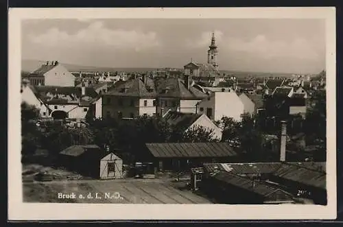 AK Bruck a. d. Leitha, Panorama mit Kirchturm