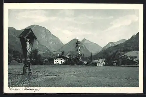 AK Unken / Salzburg, Blick auf Ort mit Kirche, Flurkreuz im Vordergrund