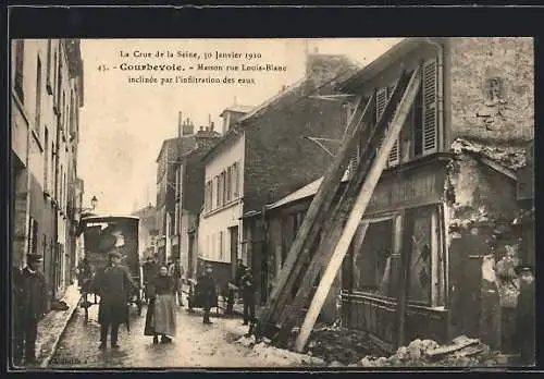AK Courbevoie, La Crue de la Seine 1910, Maison rue Louis-Blanc inclinée par l`infiltration des eaux