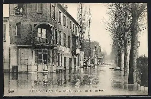 AK Courbevoie, Crue de la Seine, En bas du Pont