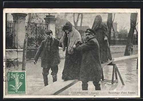 AK Courbevoie, Sauvetage d`une femme 1910