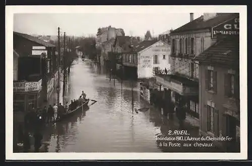 AK Rueil, Inondation 1910, l`Avenue du Chemin de Fer à la Poste aux chevaux