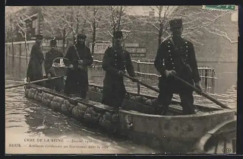 AK Rueil, Crue de la Seine 1910, Artilleurs conduisant un fournisseur dans la ville