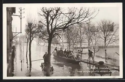 AK Rueil, Inondation 1910, Les voyageurs venant de la gare, Hochwasser