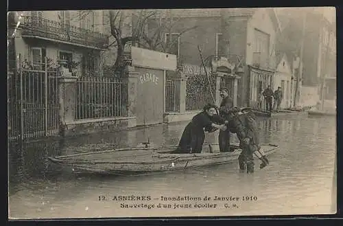 AK Asnières, Inondations 1910, Sauvetage d`un jeune écolier, Hochwasser