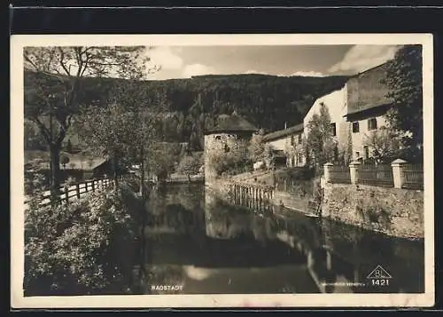 AK Radstadt, Uferansicht mit alter Stadtmauer