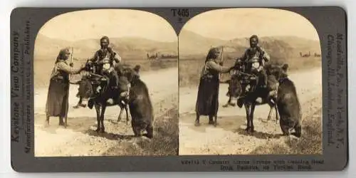 Stereo-Fotografie Keystone View Co., Meadville, Country Circus Troupe with Dancing Bear from Balkan, Tanzbär
