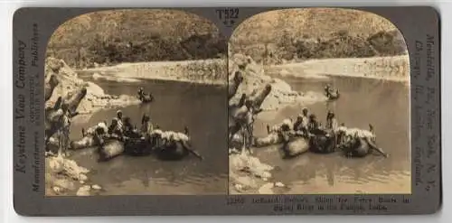 Stereo-Fotografie Keystone View Co., Meadville, Inflated Bullock Skins used for Ferry Boats on Sutlej River, Tracht