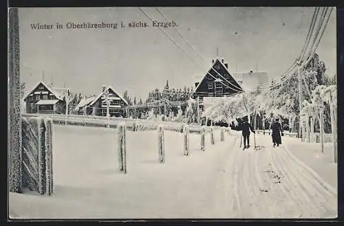 AK Oberbärenburg /Erzg., Ortspartie im Winter, Ski, vereiste Stromleitungen
