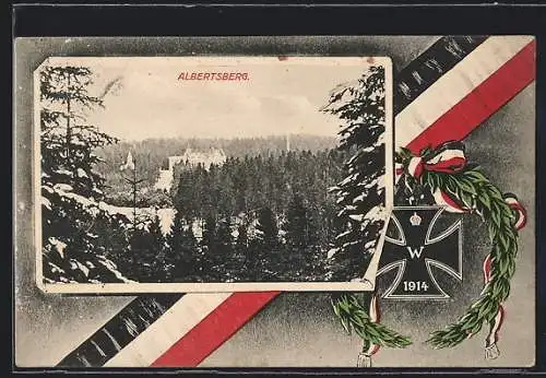 Passepartout-AK Albertsberg, Ortsansicht aus der Vogelschau, Eisernes Kreuz 1914 mit Ehrenkranz und Banderole