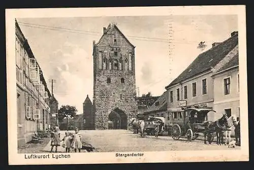 AK Lychen, Strassenpartie mit Stargardetor und Gasthof