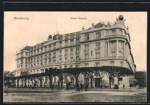 AK Hamburg-St.Georg, Hotel Atlantic, Passanten