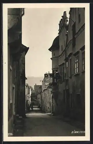 AK Dürnstein /Wachau, schmale Strasse mit dichten Häuserzeilen