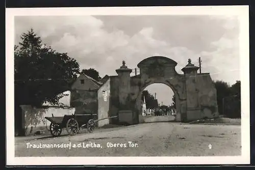 AK Trautmannsdorf an der Leitha, Blick durch das obere Tor