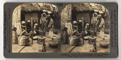 Stereo-Fotografie Keystone View Co., Meadville, Ansicht Kashmir, Shelling Rice and Gossiping with the Neighbors