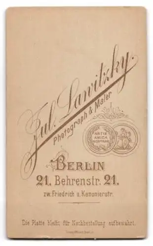 Fotografie Jul. Lawitzky, Berlin, Behrenstr. 21 zw. Friedrich- u. Kanonierstr., Eleganter Herr mit Zwicker und Buch