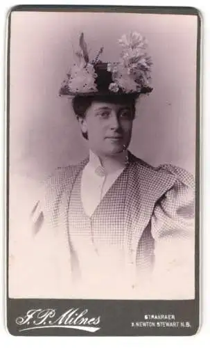 Fotografie J. P. Milnes, Stranraer /N.-B., Bürgerliche Dame mit Kragenbrosche