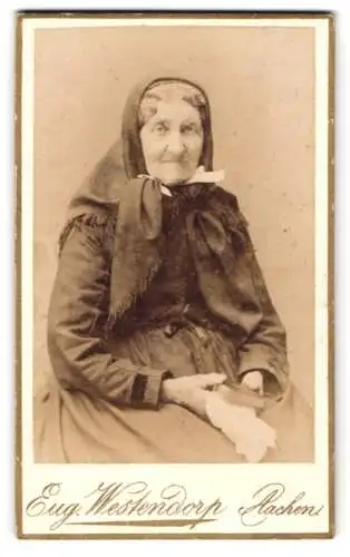 Fotografie Eugen Westendorp, Aachen, Hochstr. 8, Ältere Dame im Kleid mit Kopftuch
