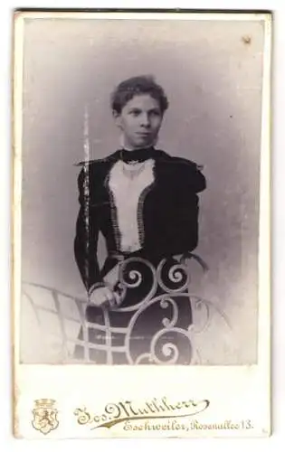 Fotografie Jos. Muthherr, Eschweiler, Rosenallee 13, Junge Dame im eleganten Kleid