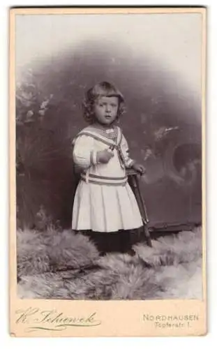 Fotografie K. Schiewek, Nordhausen, Töpferstr. 1, Kleines Kind im Matrosenkleid
