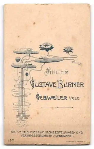 Fotografie Gustave Burner, Gebweiler i. Els., Süsses Kleinkind im Hemd mit nackigen Füssen