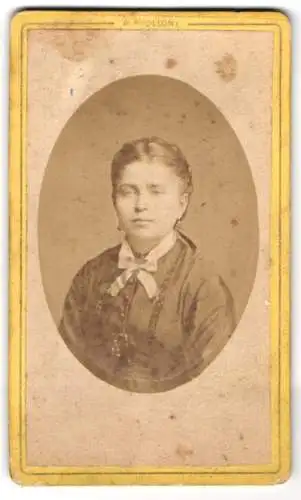 Fotografie A. Apollony, Chalon-s-Saône, Rue de la Mare Colombière, 19, Junge Dame mit zurückgebundenem Haar