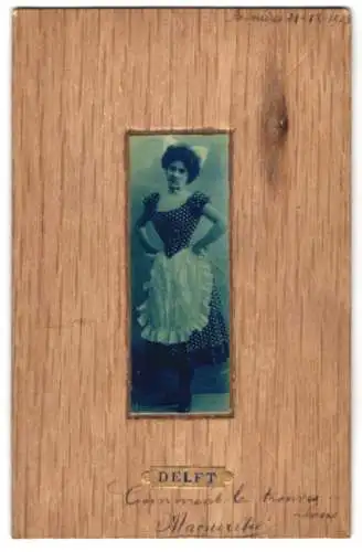 Holz-AK Delft, Junge Frau im taillierten Kleid mit Polka-Dots